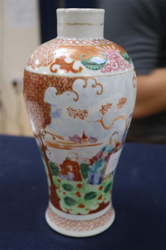 A Chinese famille rose Mandarin pattern vase, Jiaqing perios (1796-1820)